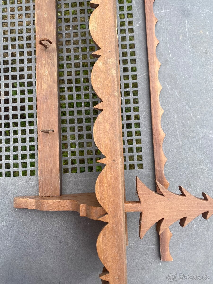 Stará dřevěná police k renovaci