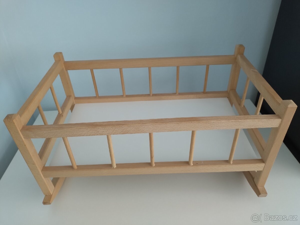 Dřevěná postýlka houpací