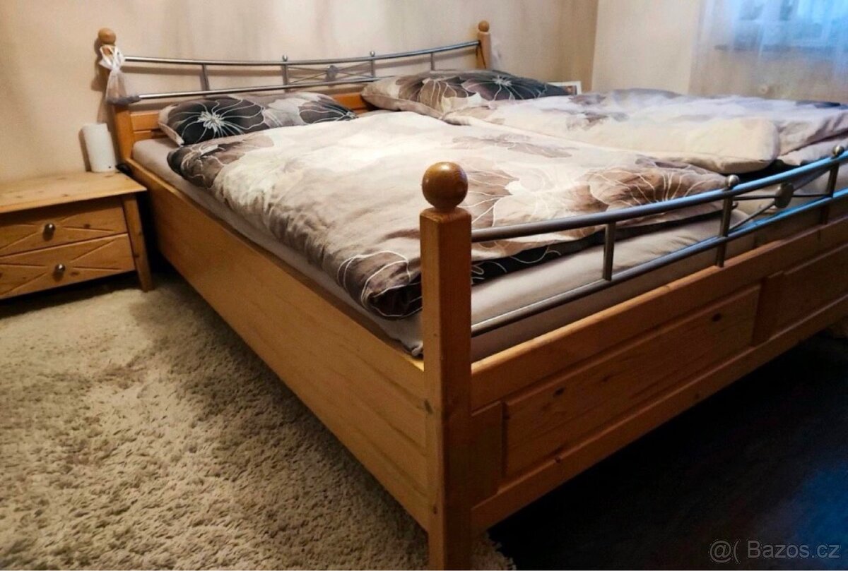 Kompletní ložnice z masivu s komodou