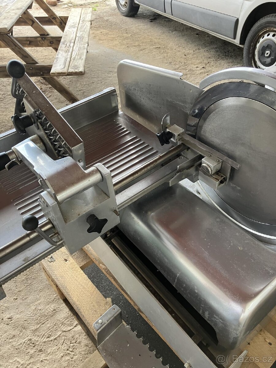 Nářezák automatický