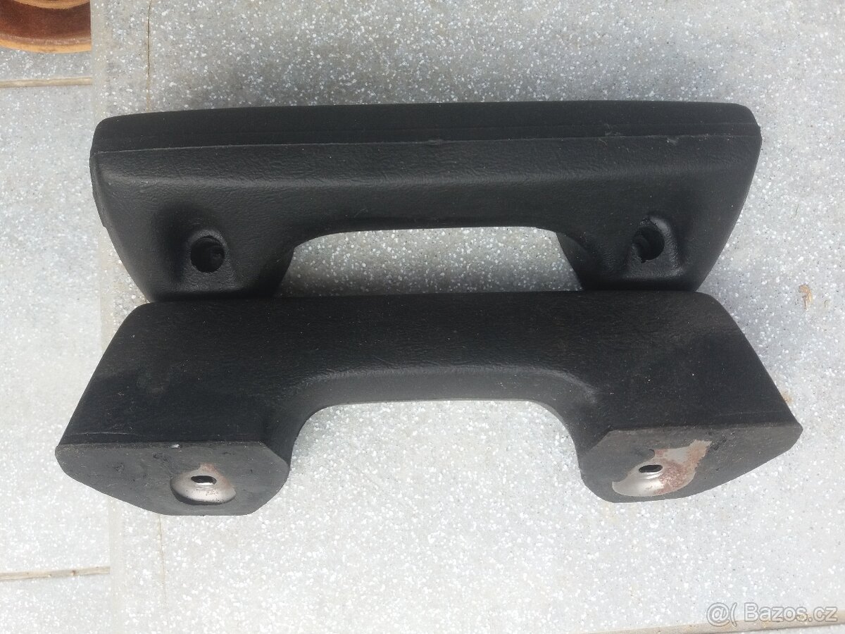 Madlo dveří, pravé zpětné zrcátko ŠKODA 105,120...