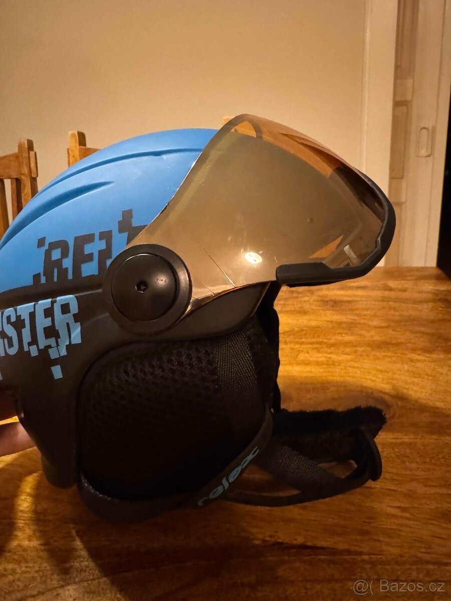 lyžařská helma se štítem