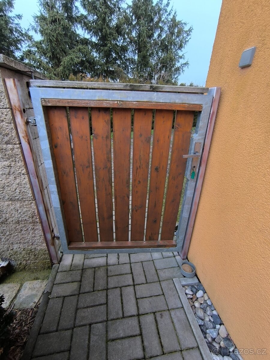 Samonosná brána s brankou