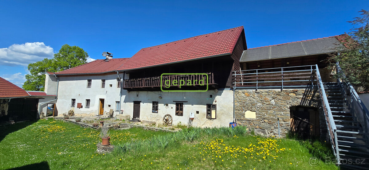 Dům, vesnické stavení s velkou zahradou na Slavkově u Českéh