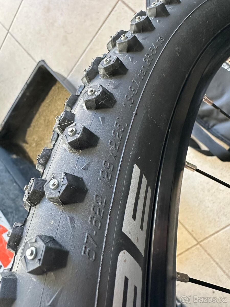 zimní ráfky 29",pláště Schwalbe s hroty. Ice spiker pro.