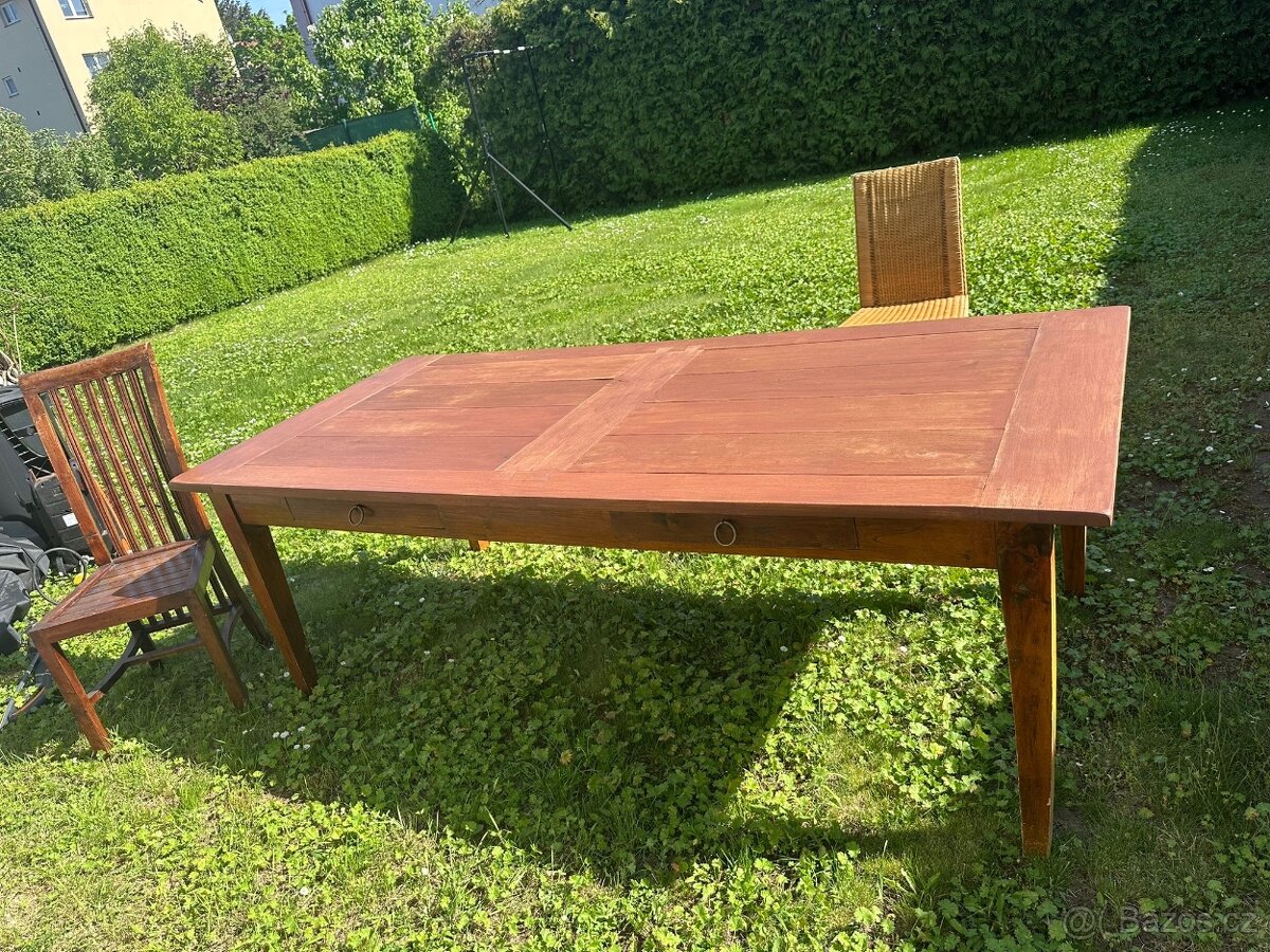 Prodám dřevěnou stolní soupravu - masivní stůl + 8 židlí