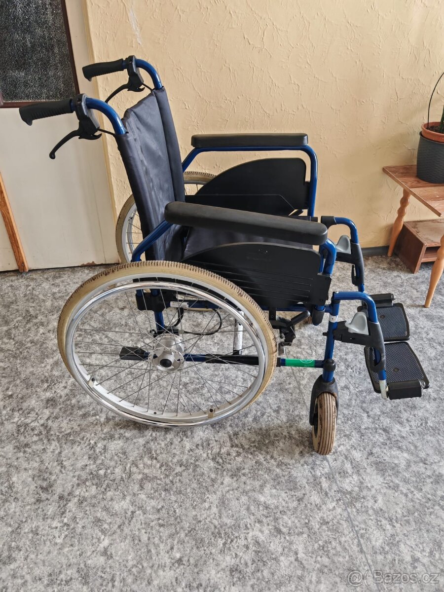 Mechanický invalidní vozík skládací