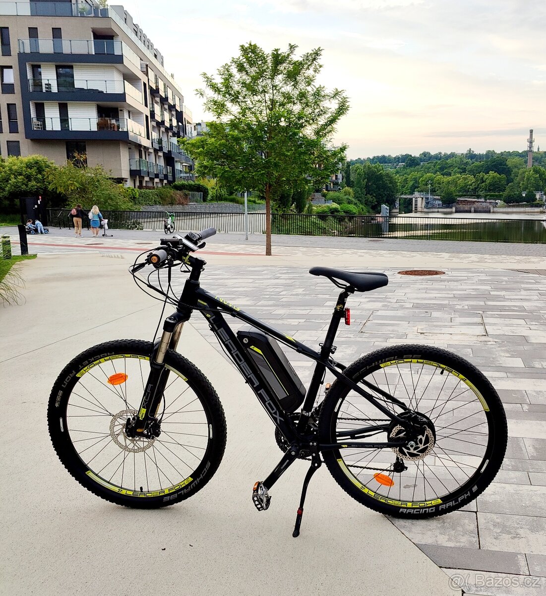 Horské elektrokolo Leader Fox SWAN pro výšku 155–170 cm