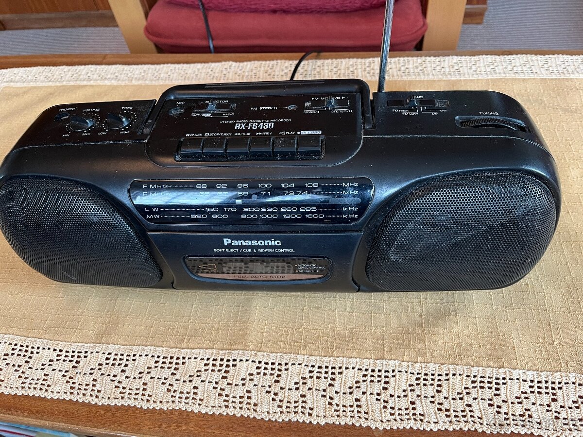 Přenosný kazetový radiopřijímač