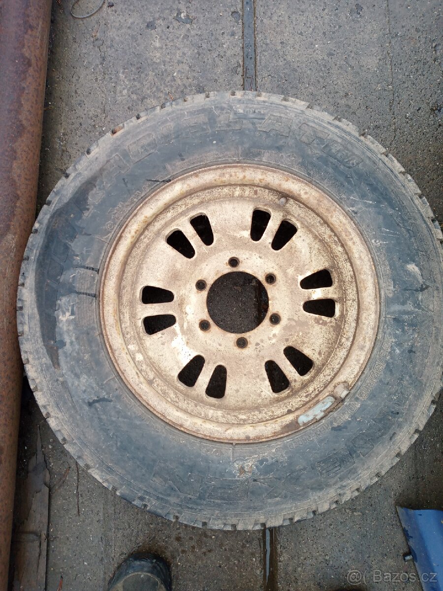 Prodám 205/80 R16 104S