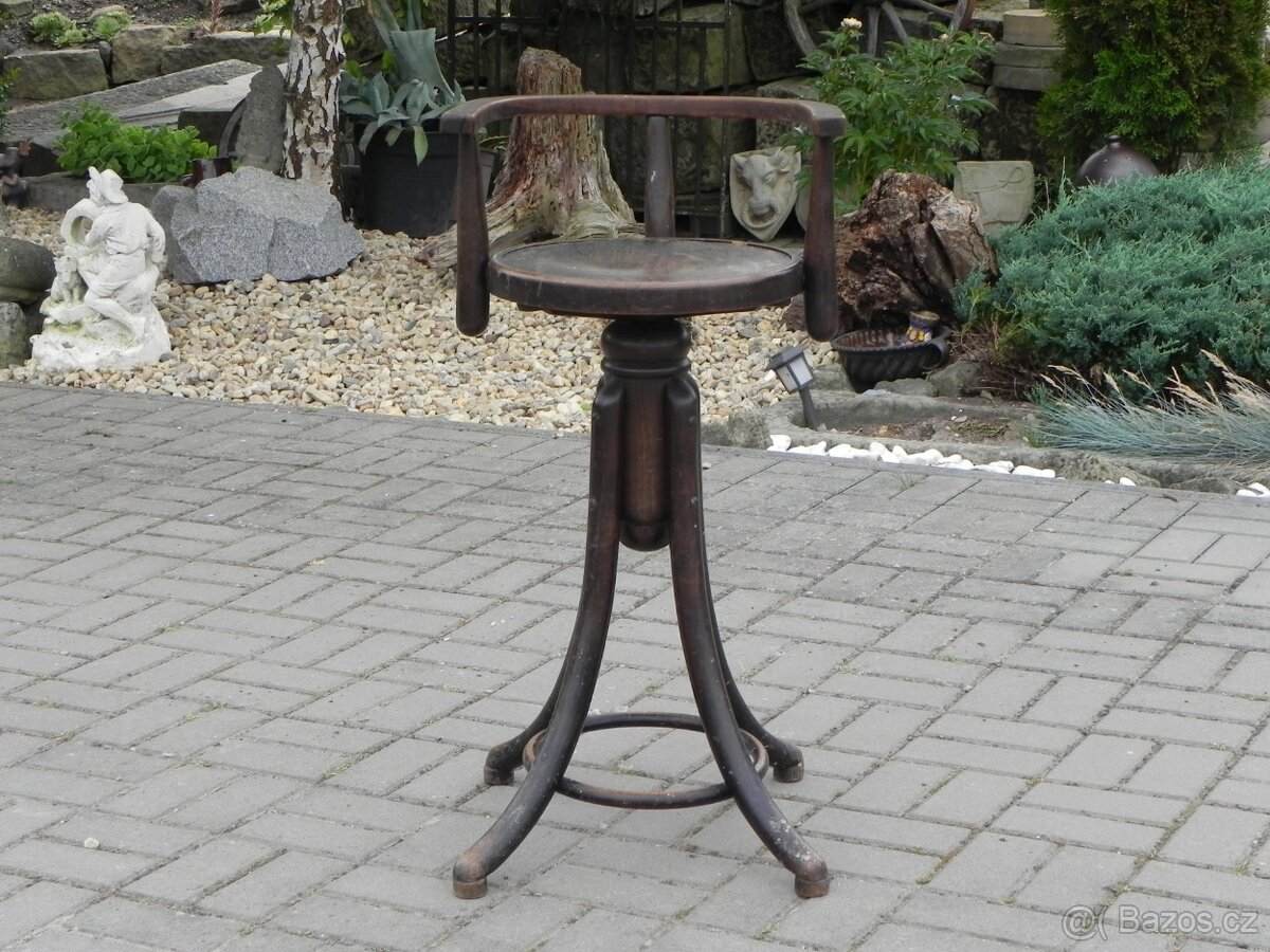 Staré dětské otočné křesílko thonet