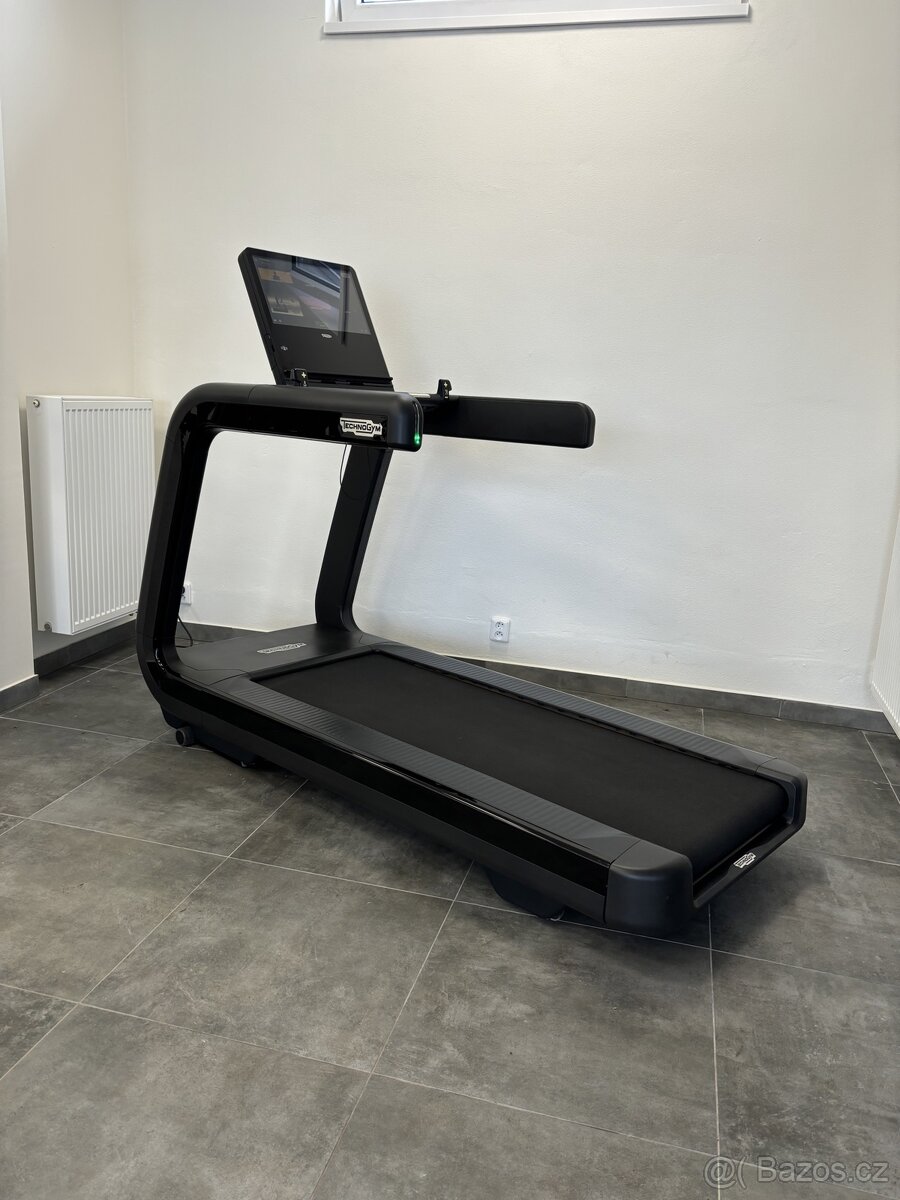 Technogym Artis Run – TOP model, Live software, luxusní stav