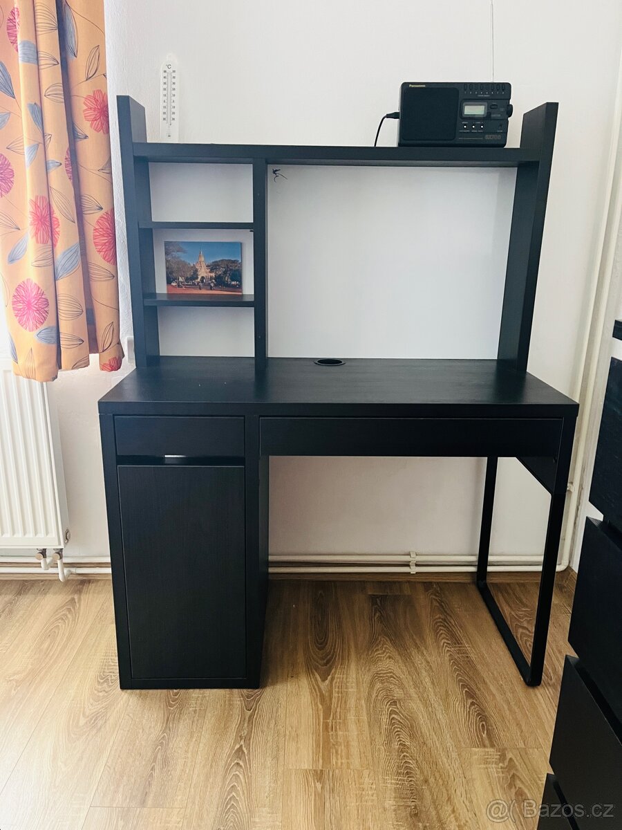 Pracovní stůl černý