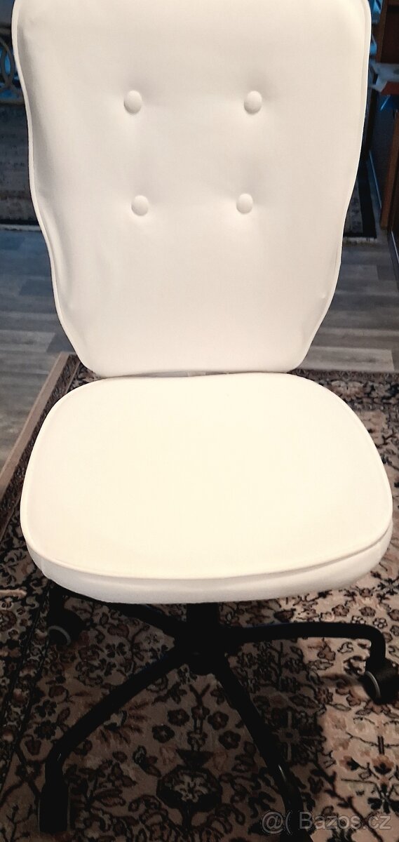 Otočná IKEA židle. Rezervace pro Roberta.