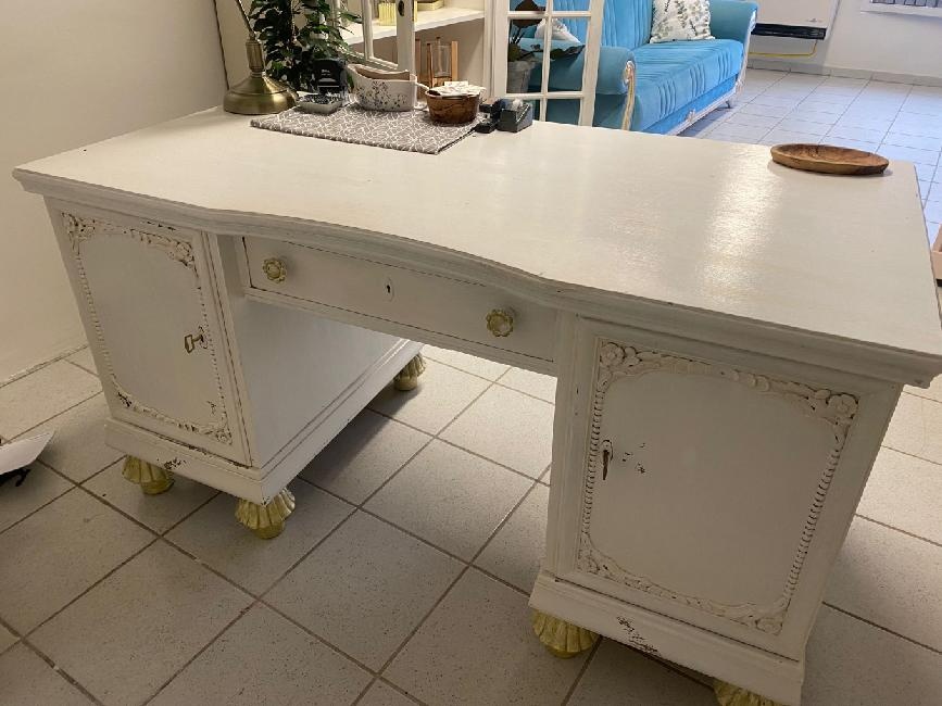 Nádherný masivní stůl