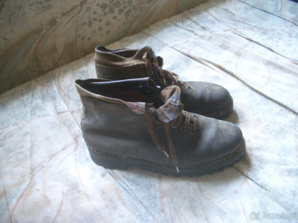 Retro kultovní boty ze 70. let, tzv. pohorky