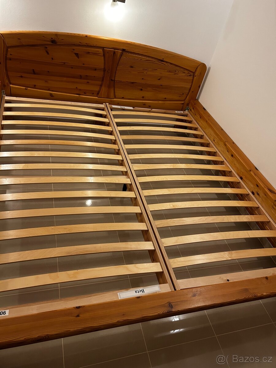 Masivní borovicová manželská postel + matrace zdarma