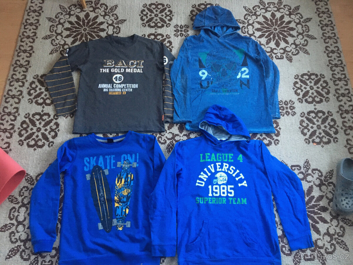 3x mikiny 158 CENA VSE 100 Kč