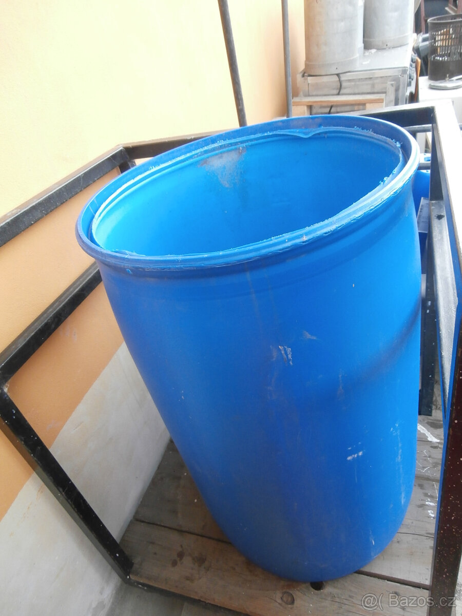 Sudy plastové 200 litrů na dešťovou vodu za  500 kč
