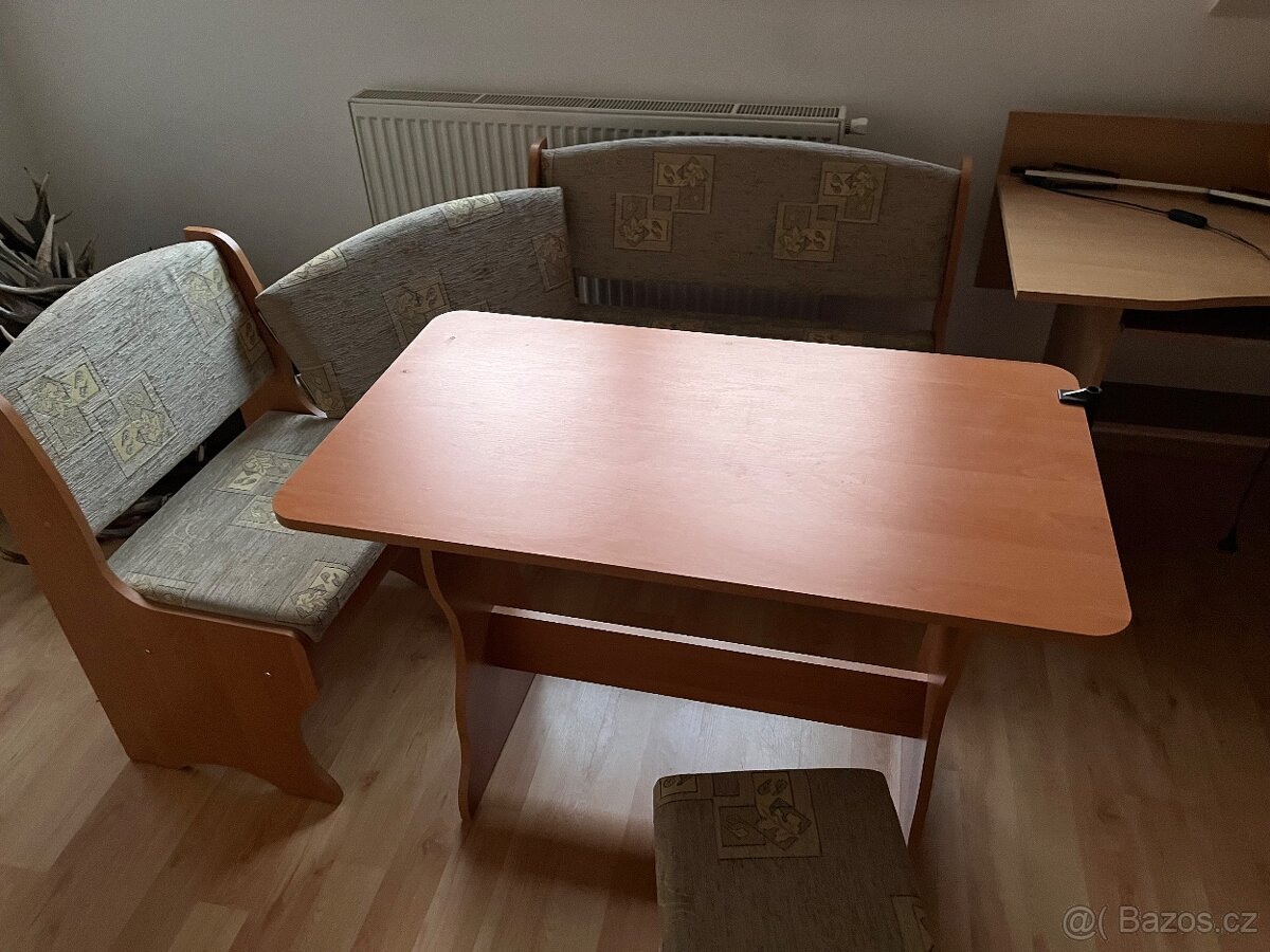 Rohová lavice se stolem a 2x stolicka