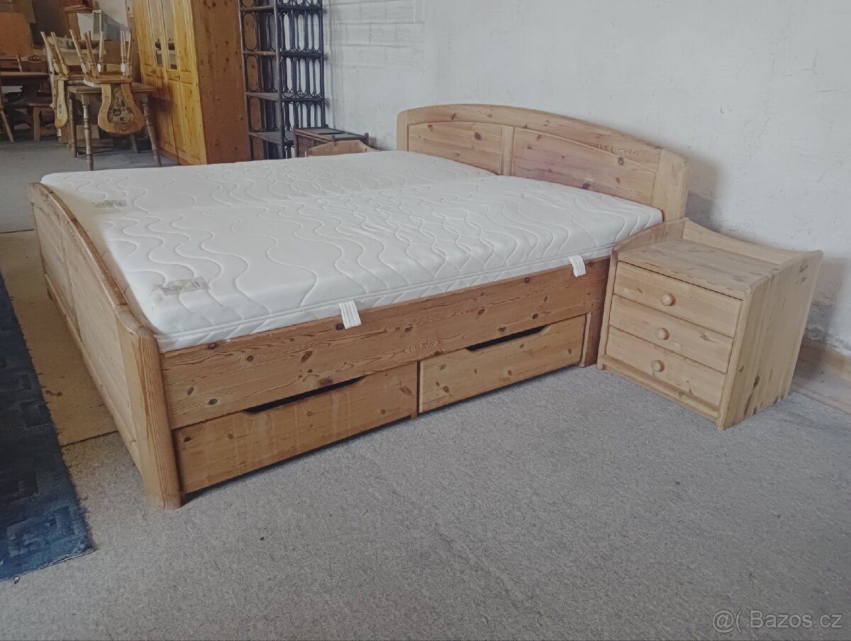 Selská postel se šuplíky a stolky.
