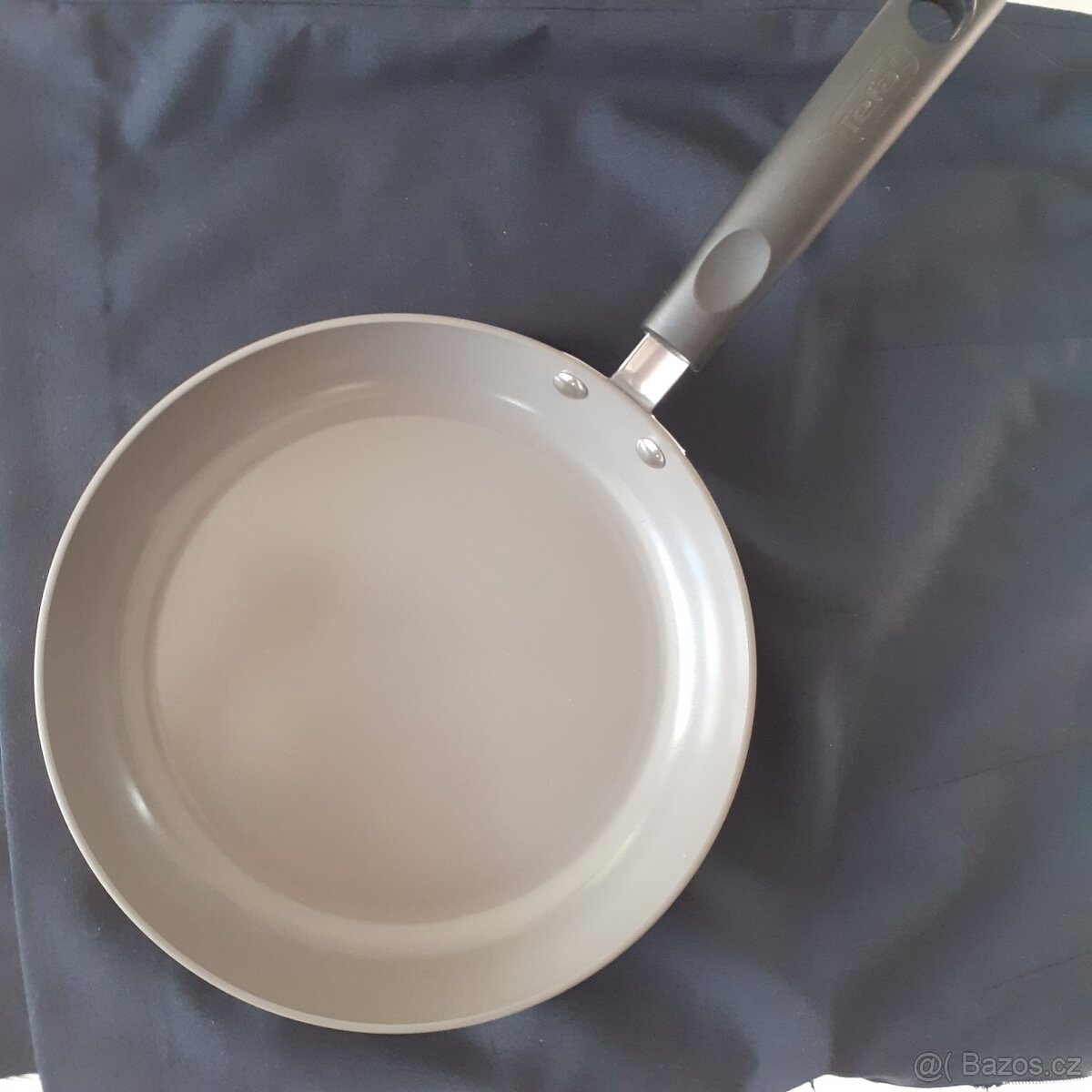 smažící pánvička s keramickým povrchem - "TEFAL" - nová
