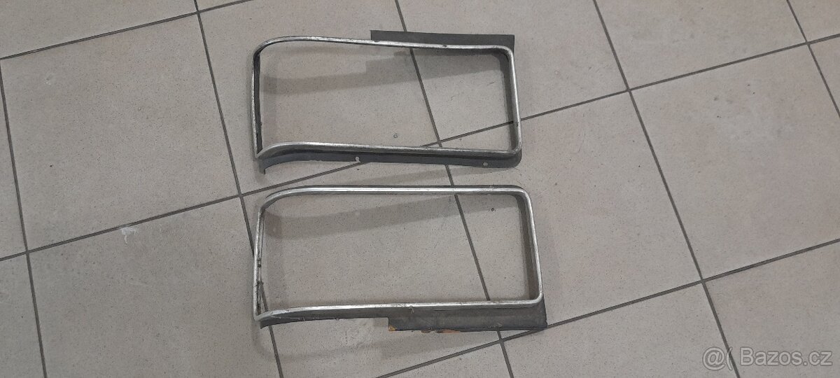 Ford Granada Mk1, chromové obruče prednich svetel