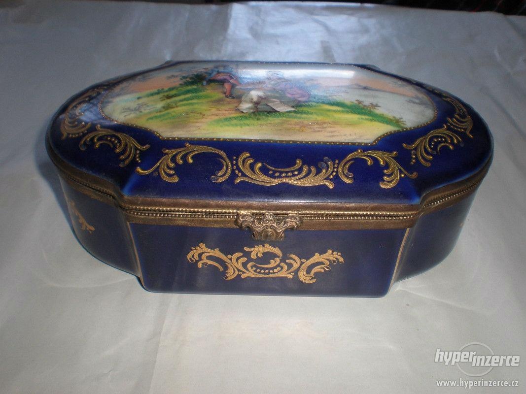 krásná porcelánová dóza