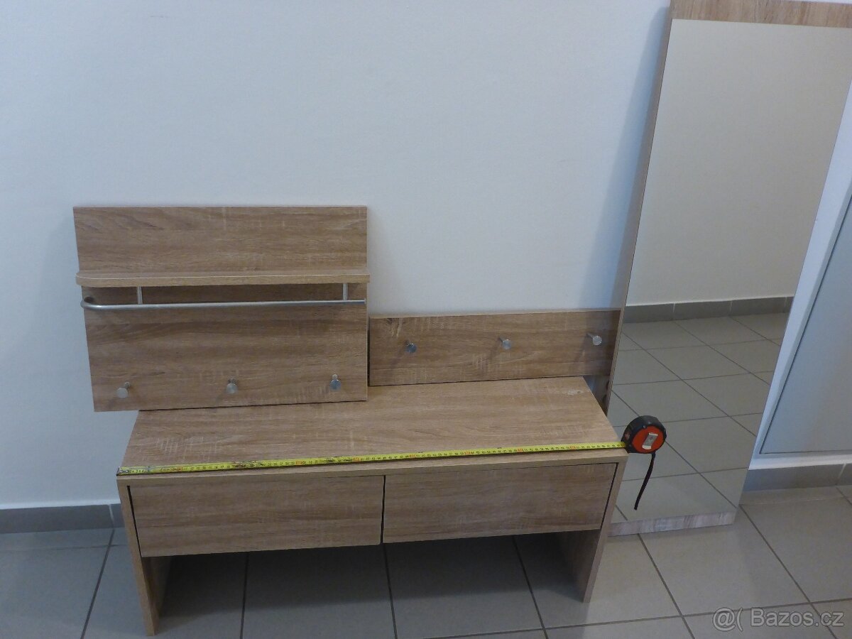 Věšák, zrcadlo a botník.