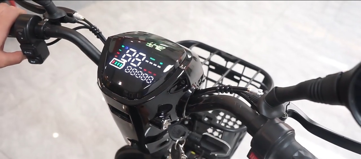 Prodám nový elektroskůtr s výkonem 350W.