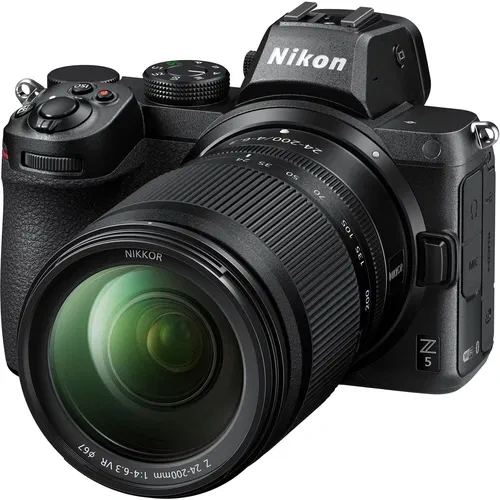 Špičkový Nikon Z5 s objektívom NIKKOR 24-200 mm/4.0-6.3