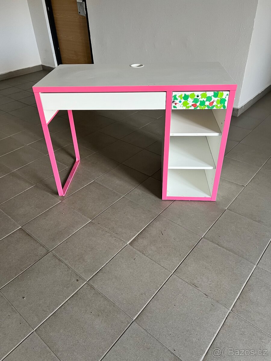 Prodám  dětský psací stůl IKEA