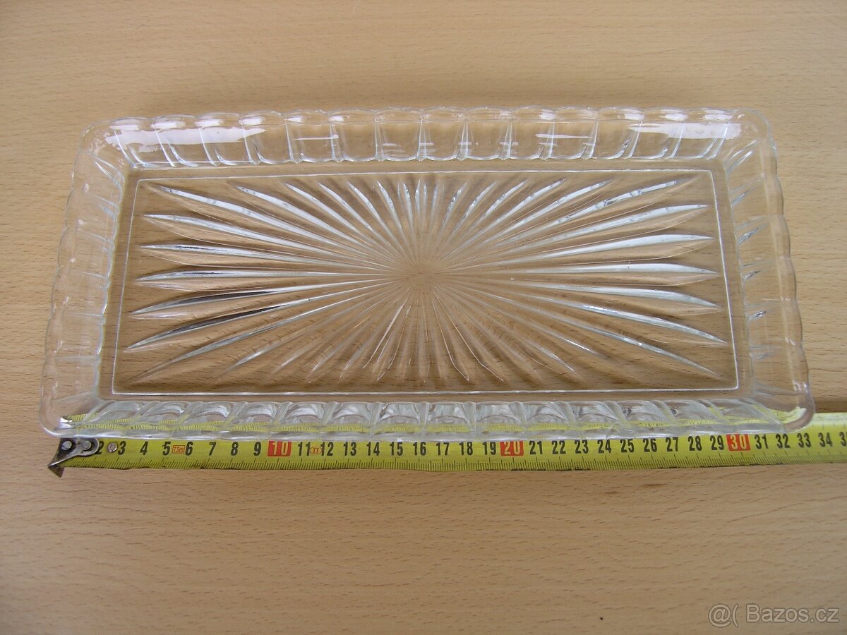 Skleněný podnos na dort tácy a struhadla