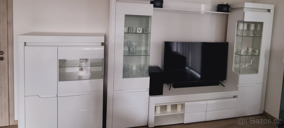 TV STOLEK BÍLÝ LESK