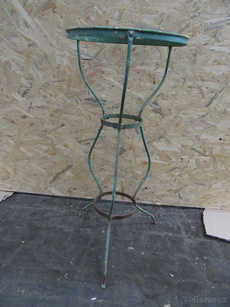 Nabízím starožitny stojan na lavor z 19 stol. Materiál želez