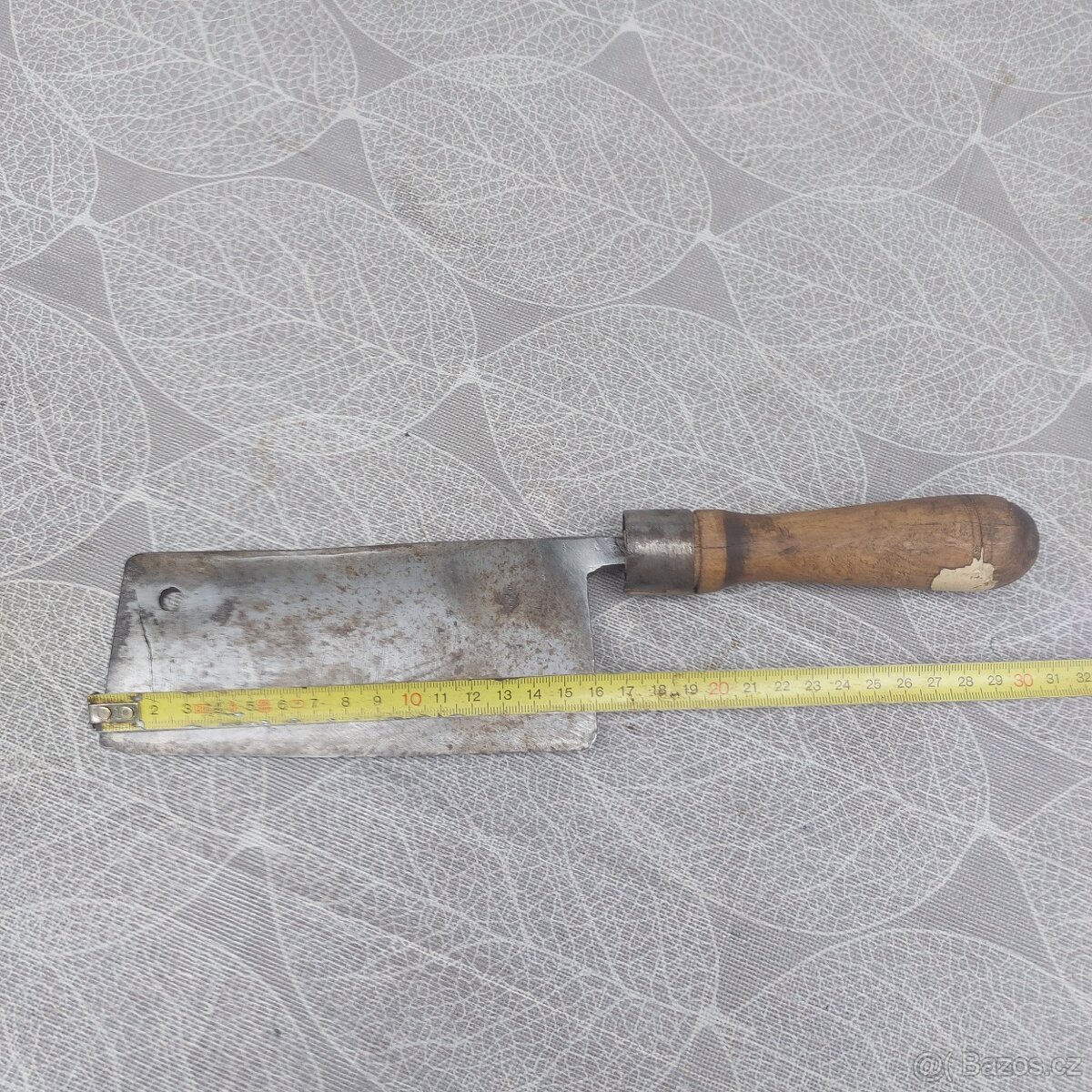 Starý značený sekaček.