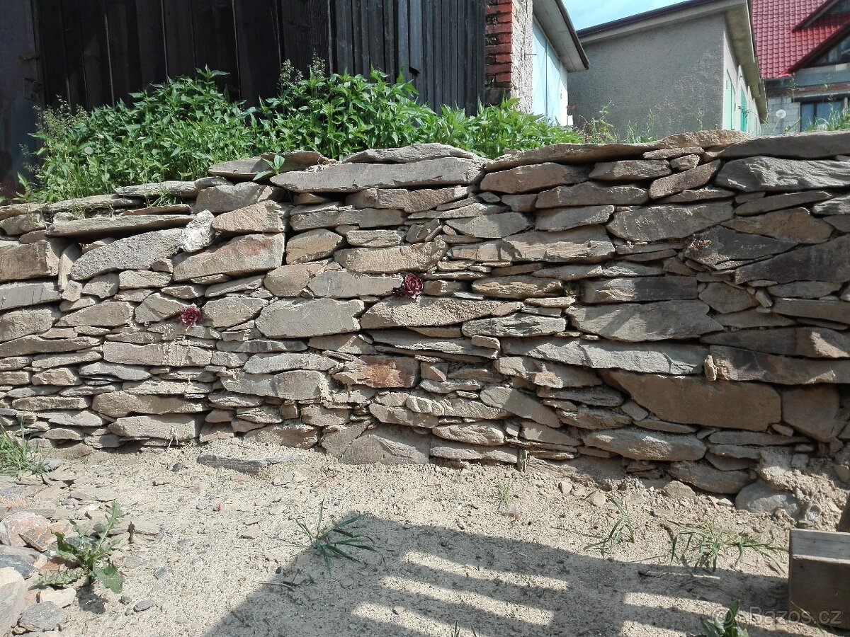 Kamen stavební přírodní.