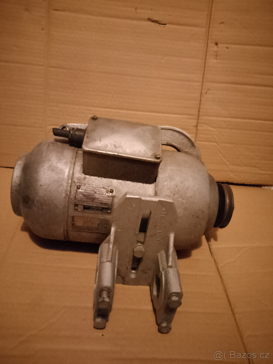 Motor pro šicí stroj