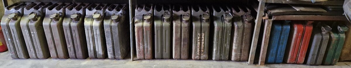 Plechové kanstry 20L a 10L