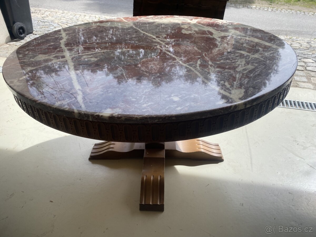 Starý konferenční stolek kulatý