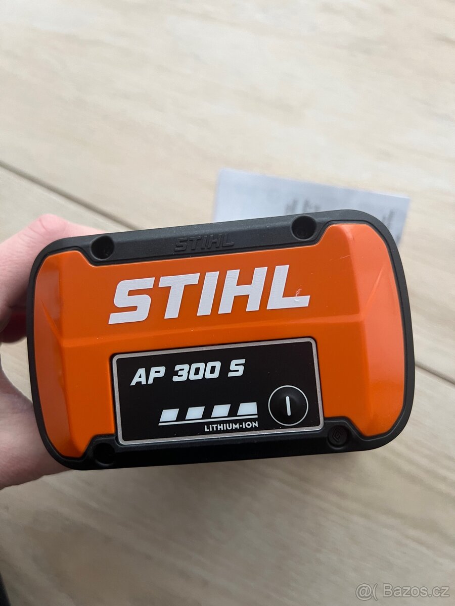 STIHL baterie AP 300S s nabíječkou