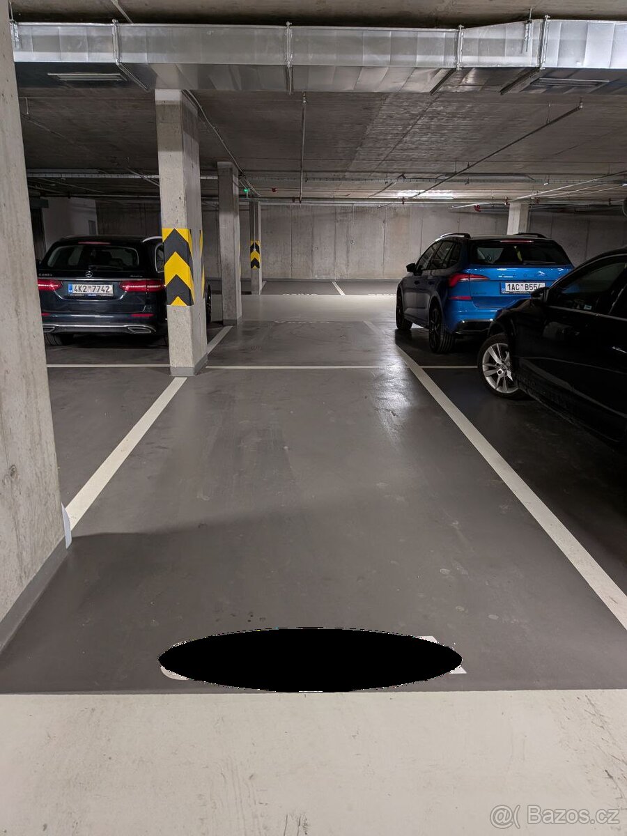 Pronájem parkovacího místa v garáži - Praha Holešovice