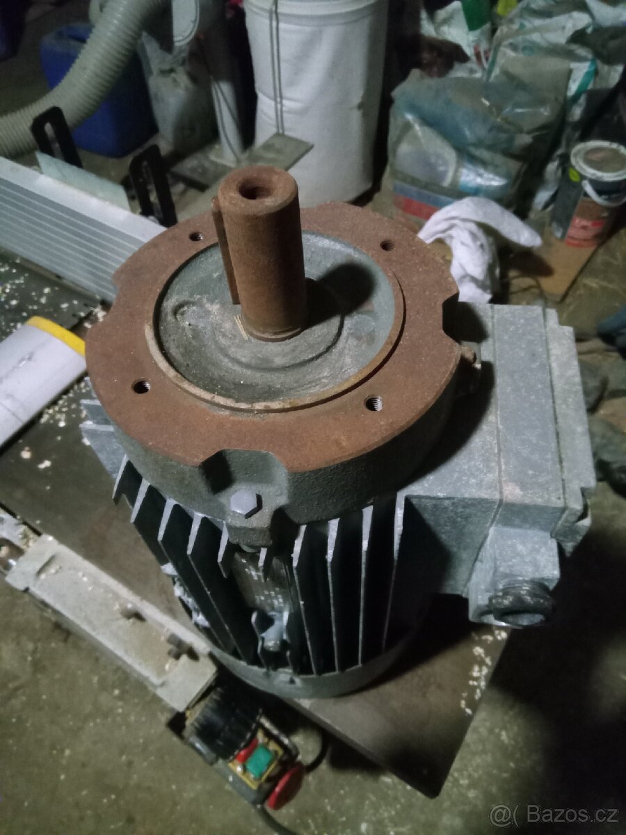 Elektromotor přírubový