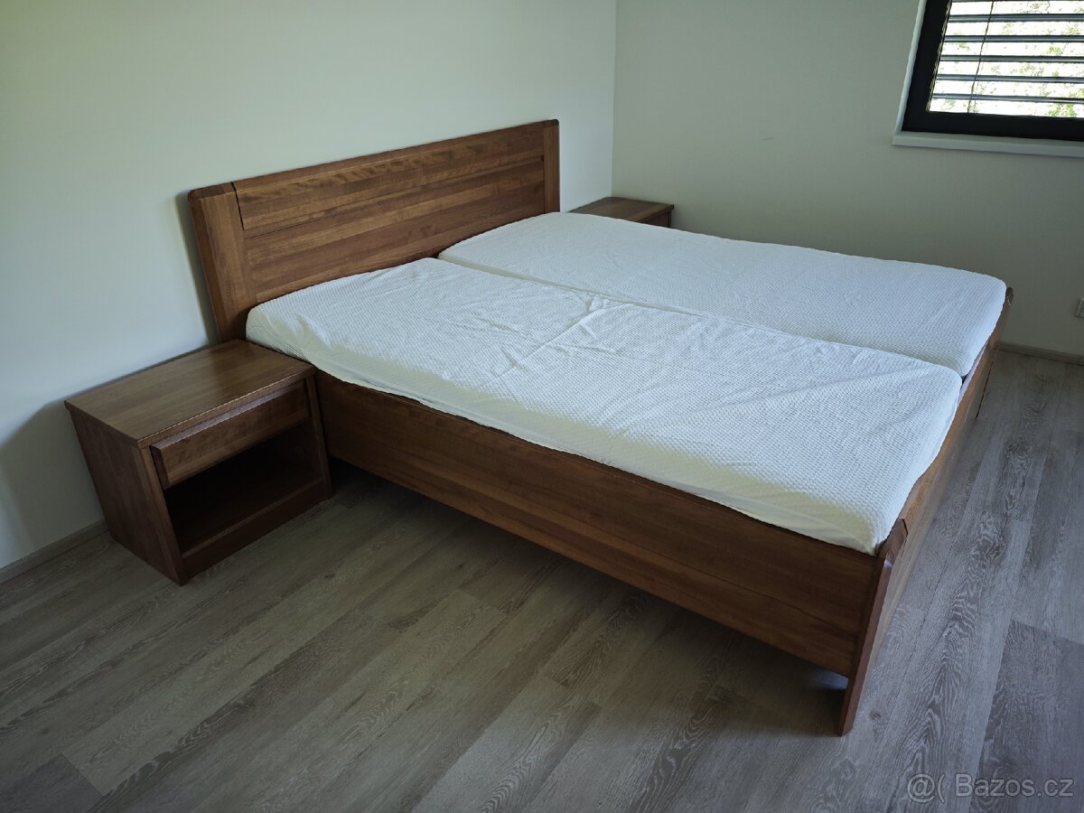 Postel Fines ERNESTA s rošty, matracemi a nočními stolky.