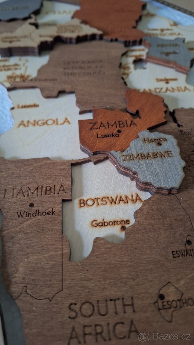 3D mapa světa ze dřeva