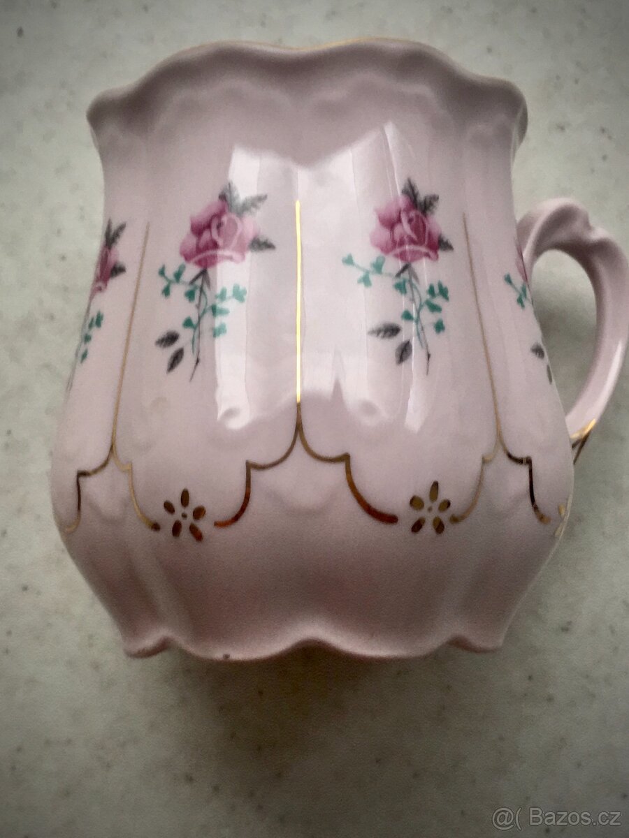 Růžový hrníček a další porcelán