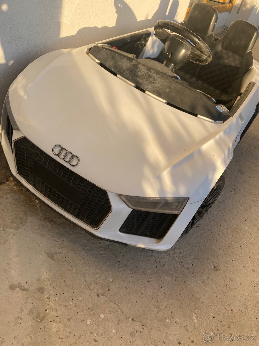 Dětské elektrické autíčko Audi R8 Spyder – nefunkční