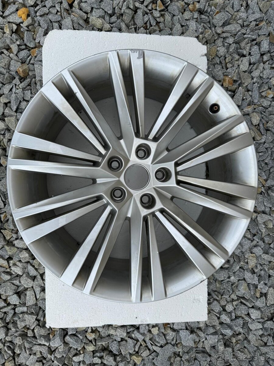 2x Disky na pneu - Škoda CANOPUS 8x19 5x112 ET44 - Stříbrná