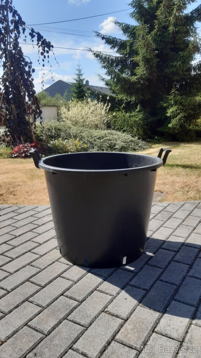Plastový velký květináč