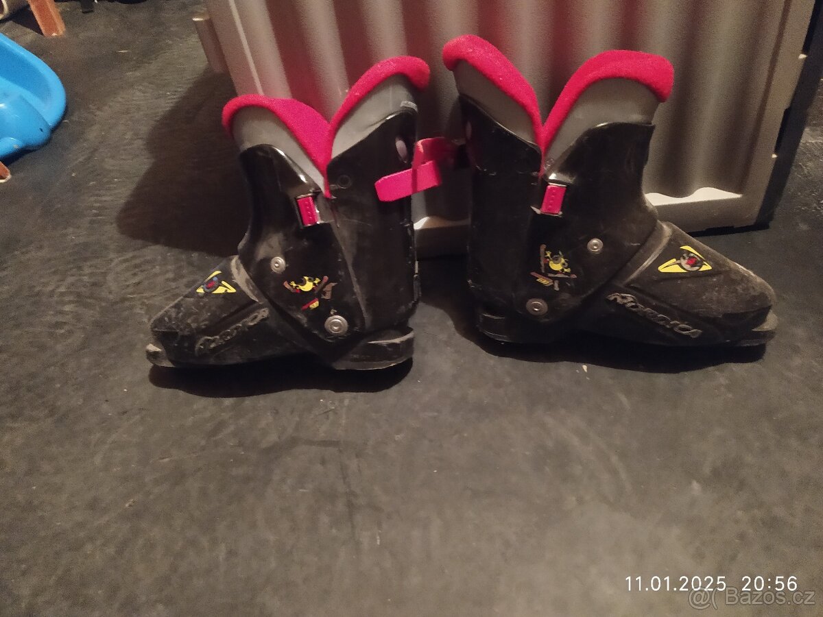 Lyžařský set(lyže, hůlky, lyžáky)